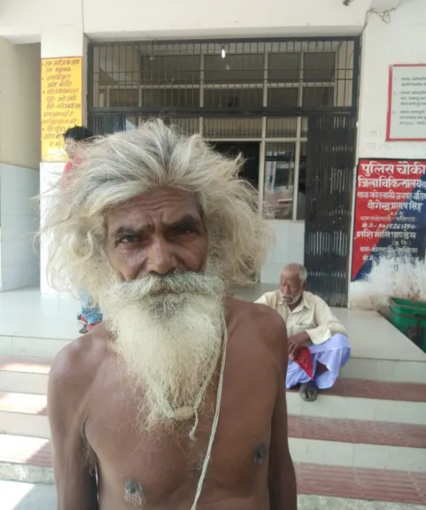 शौच से वापस लौट रहे पुजारी को धुना, तनाव