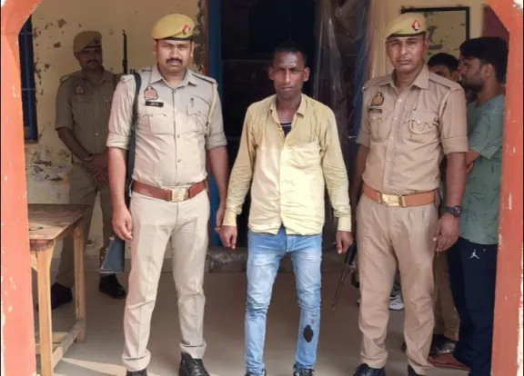 बलिया में अधिकारी को फूंकने की धमकी देकर युवक ने वसूला पांच हजार, पुलिस के सामने भी दिखाई मनबढ़ई