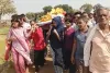 बेटियों ने निभाया बेटे का फर्ज : पिता की अर्थी को कंधा देने के बाद चिता को दी मुखाग्नि