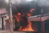 बलिया में आग की लपटों का तांडव, HDFC का एटीएम जलकर खाक 