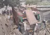 Ballia में बेकाबू हुआ ट्रक, कई दुकानें क्षतिग्रस्त