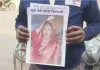 शादी के बाद दुल्हन फरार : मुझे मेरी बीबी दिलाओ… गले में पोस्टर लटकाए SP ऑफिस पहुंचा युवक