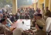 Ballia News : सवालों के घेरे में मंदिर से चोरी का खुलासा, ग्रामीणों ने घेरा थाना