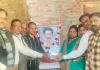 साथी की तेरही पर बलिया के शिक्षकों ने दिखाई संवेदनशीलता, सौंपी एक लाख की सहयोग राशि