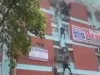 कोचिंग सेंटर में लगी आग : रस्सियों और तारों के सहारे उतरते-कूदते दिखे छात्र Video 