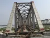 बलिया : तेजी से चल रहा निर्माणाधीन रेलपुल पर ट्रैक बिछाने का काम, अंतिम दौर में दोहरीकरण
