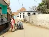 पहले इंसान फिर मरी इंसानियत : बलिया में घर से 2 KM दूर शव छोड़कर लौट गया एंबुलेंस चालक, Video वायरल