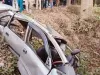 पेड़ से टकरा कर दो टुकड़ों में बंटी कार, दो बेटियों के साथ मां की मौत