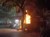 बलिया शहर के एक मकान में लगी आग, बुझाने में जुटे फायर ब्रिगेड के जवान ; देखें Video 