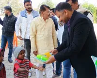 बलिया : बच्चों में मिठाई, चॉकलेट और पेन बांटकर मनाई दिवंगत पिता की पुण्यतिथि, कार्यक्रम में शामिल हुए परिवहन मंत्री के अनुज धर्मेंद्र सिंह