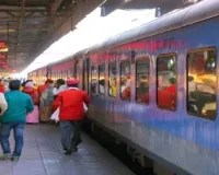 बलिया खबर : लम्बी दूरी की ट्रेनों में आरक्षित सीट के लिए परदेसी परेशान