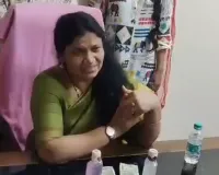 रिश्वत लेते पकड़ी गई महिला अधिकारी... फिर लगी फूट-फूटकर रोने ; देखें Video