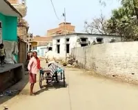 पहले इंसान फिर मरी इंसानियत : बलिया में घर से 2 KM दूर शव छोड़कर लौट गया एंबुलेंस चालक, Video वायरल