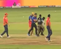 IPL : सुरक्षा घेरा तोड़कर क्रीज पर पहुंचा फैन, विराट कोहली के छुए पैर, देखें Video 