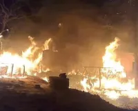 बलिया : आग की लपटों ने तबाह कर दी 6 परिवारों की जिन्दगी, बिलख रहे लोग ; देखें Video 