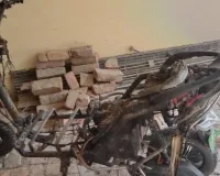 बलिया : बैटरी फटने से जलकर खाक हुई स्कूटी