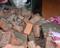 बलिया में बारिश के बीच गिरी दीवार, मलबे में दबे सगे भाई समेत तीन लड़के