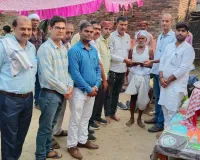 बलिया में दिवंगत रसोईया के पति को सौंपी 50 हजार की सहयोग राशि