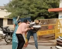 ASI पति को पराई महिला संग देख भड़की पत्नी, पुलिस चौकी में ही कर दी जमकर कुटाई, VIDEO वायरल