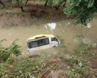 Ballia News : अनियंत्रित मैजिक पानी भरे गड्ढे में गिरी, पति-पत्नी और बेटी समेत 6 घायल