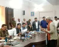 बलिया में डीएम-एसपी ने सुनी समस्याएं, लेखपाल-कानूनगो को चेतावनी