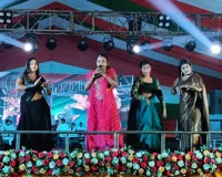 Ballia News : भारतेंदु मंच पर गूंजे भोजपुरी सुर, शिल्पी राज ने मचाया धमाल