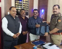 बलिया में प्रधानाध्यापक की बाइक से गिरा बैग आधे घंटे में मिला, कोतवाल की सराहना 