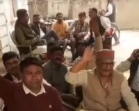 वेतन-बोनस की मांग को लेकर बलिया नगर पालिका कार्यालय में तालाबंदी