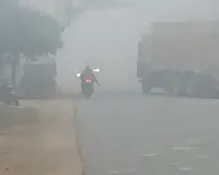 घने कोहरे के बीच सर्द हवाओं ने बढ़ा दी ठंड : अलाव का सहारा ले रहे लोग, बलिया में ठिठुरते हुए स्कूल जाते दिखे बच्चे