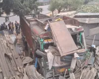 Ballia में बेकाबू हुआ ट्रक, कई दुकानें क्षतिग्रस्त