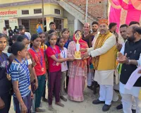 बलिया में 'फेफना खेल महोत्सव' : 100 मीटर दौड़ में ऊषा और विक्की को स्वर्ण