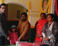 बलिया के शिक्षक ने निजी खर्चे से विद्यालय के बच्चों को दिया स्वेटर-टोपी और ड्रेस