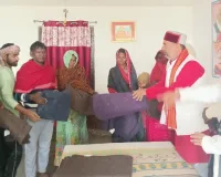 पुण्यतिथि पर याद किए गये चंद्रशेखर ओझा : जरुरतमंदों में कंबल, स्कूली बच्चों में पाठ्य सामग्री वितरित 