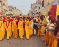 बलिया में निकली 108 कुण्डीय गायत्री महायज्ञ की निकली भव्य और दिव्य कलश यात्रा, होती रही पुष्प वर्षा