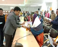 वैटरन्स डे पर वीर नारियों और भूतपूर्व सैनिकों को बलिया डीएम ने किया सम्मानित