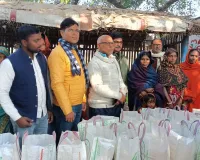 Ballia में जरूरतमंदों के बीच पुत्रों ने मनाई पिता की पुण्यतिथि