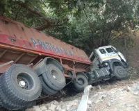 बलिया में विद्युत पोल तोड़ते हुए 20 फीट खाई में गिरा ट्रेलर