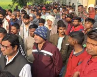 बलिया में अस्पताल के सामने टी-शर्ट के सहारे पेड़ से लटका मिला युवक का शव