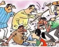 Ballia में दो भाईयों का परिवार आमने-सामने, खूब चले लाठी डंडे