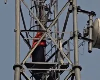 प्रेमी से शादी की जिद में 250 फीट ऊंचे टॉवर पर चढ़ी प्रेमिका