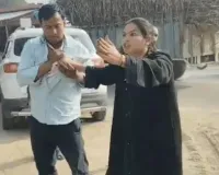 बुर्के में आई पत्नी, आशिक मिजाज शिक्षक पति को बीच सड़क पर जमकर धोया; VIDEO वायरल