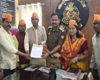 CM योगी आदित्यनाथ की मां पर अभद्र टिप्पणी, बल‍िया में मौलाना के खिलाफ तहरीर