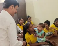 बालिका गृह की बच्चियों में बलिया डीएम ने बांटी खुशियां, खिलाई गोझिया, दिए नए कपड़े