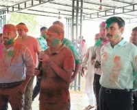 Video : बलिया में डीएम-एसपी ने खेली फूल और गुलाल की होली, पुलिस के जवानों ने खूब किया डांस