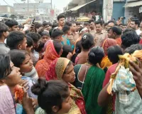 बलिया का धनजी हत्याकांड : शव सड़क पर रख धरने पर बैठे लोग, पहुंची पुलिस