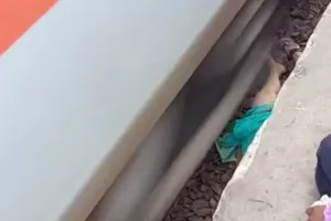 महिला के ऊपर से गुजर गई ट्रेन, लेकिन नहीं आई खरोंच ; देखें Video