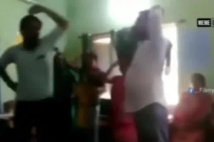 बच्चों को हिन्दी की मात्रा नाच-नाच कर सिखा रहे शिक्षक, देखें Viral Video