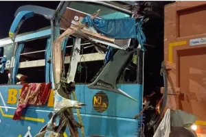 एक्सप्रेस-वे पर ट्रक में टकराई स्लीपर बस, पांच की मौत ; 41 घायल