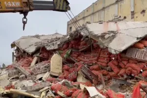 ढही कोल्ड स्टोर की छत, 20 से 25 लोगों के दबे होने की आशंका Video 