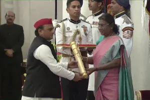 Padma Vibhushan Awards : मुलायम सिंह यादव को मरणोपरांत मिला पद्म विभूषण, राष्ट्रपति के हाथों बेटे अखिलेश ने लिया सम्मान